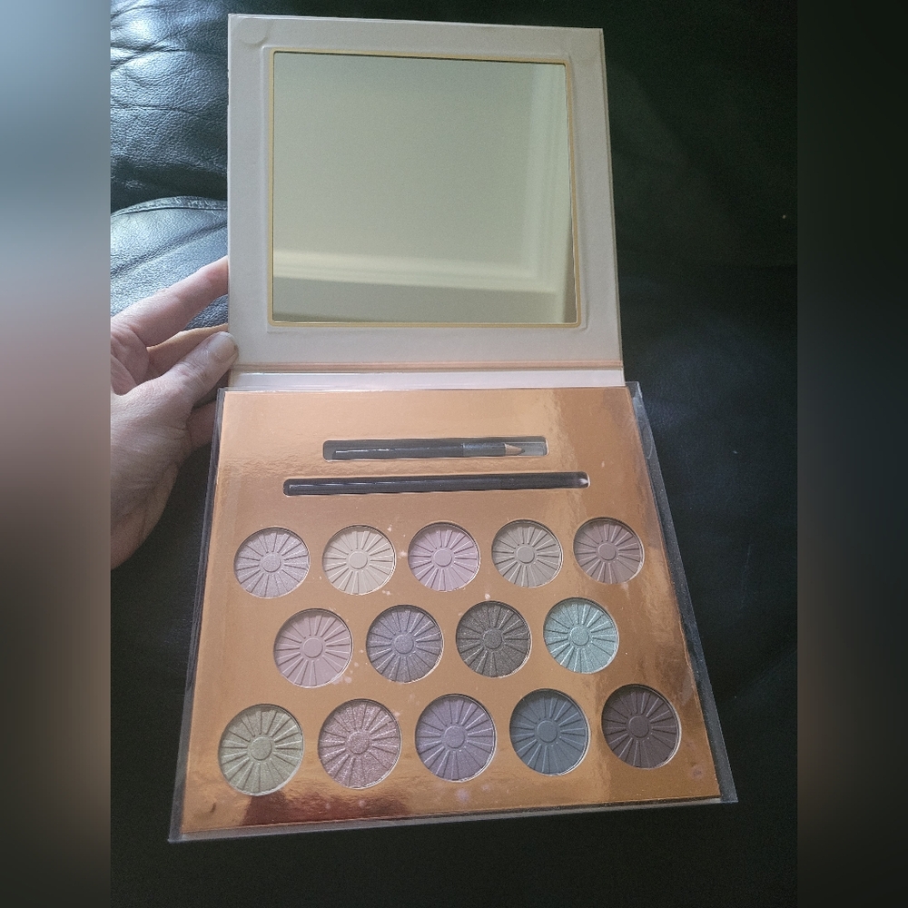 NEW Ellen Tracy 14 Eyeshadow Palette, Brush, Eyeliner Pencil